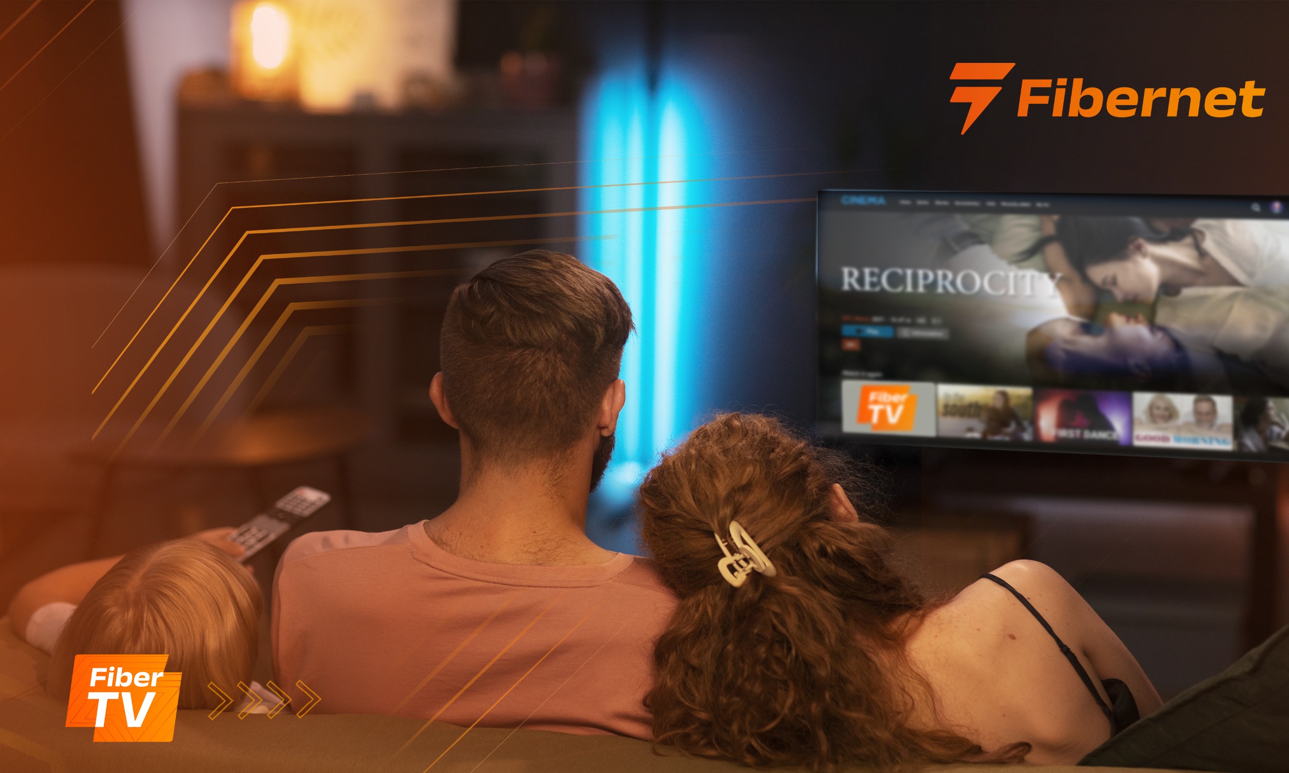 Família conectada assistindo à FiberTV em casa