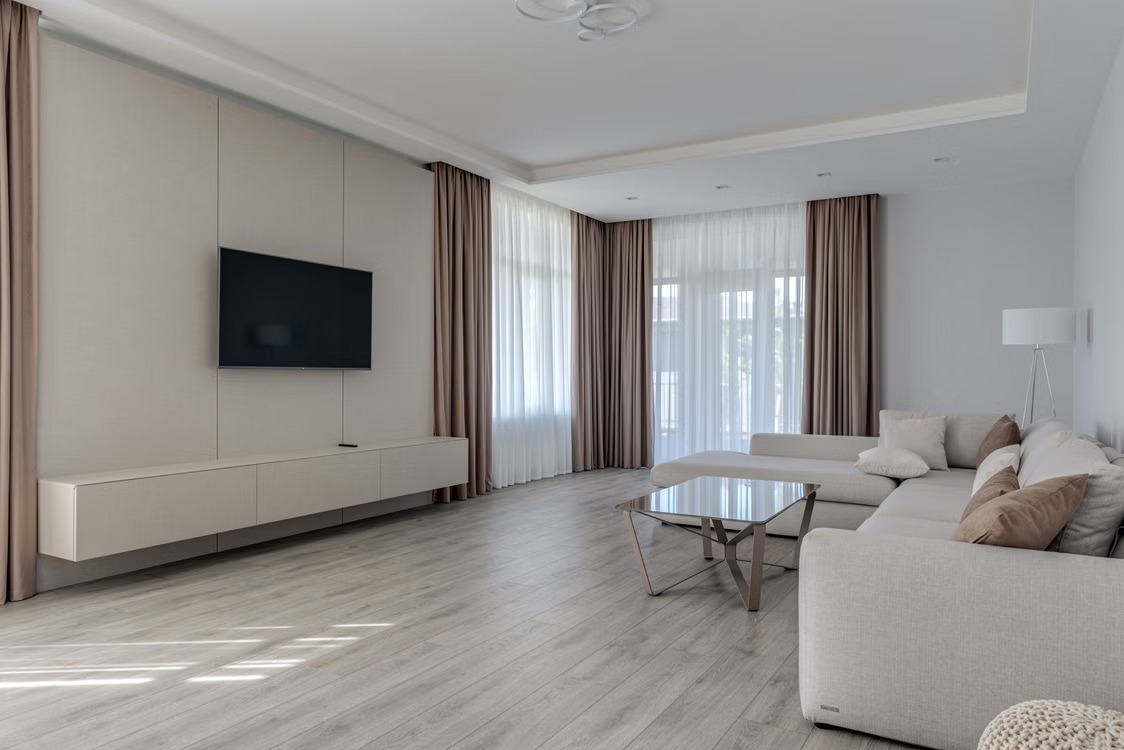 Sala de estar moderna com TV instalada na parede